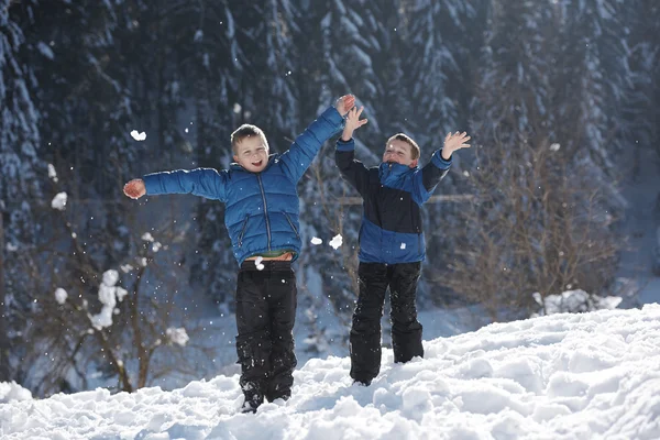 Kinder spielen mit Neuschnee — Stockfoto