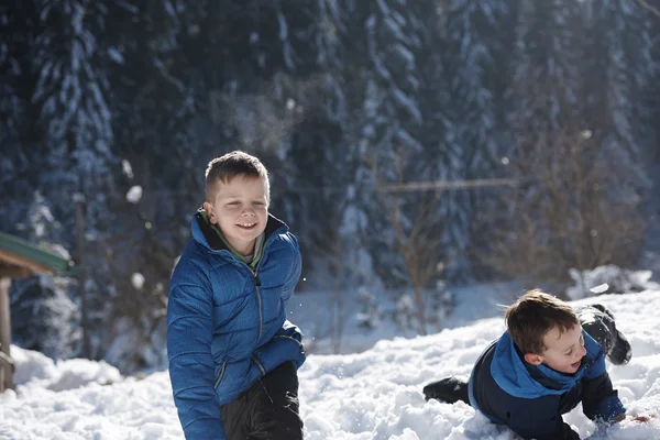 Glückliche Kinder Beim Spielen Neuschnee Einem Schönen Sonnigen Wintertag — Stockfoto