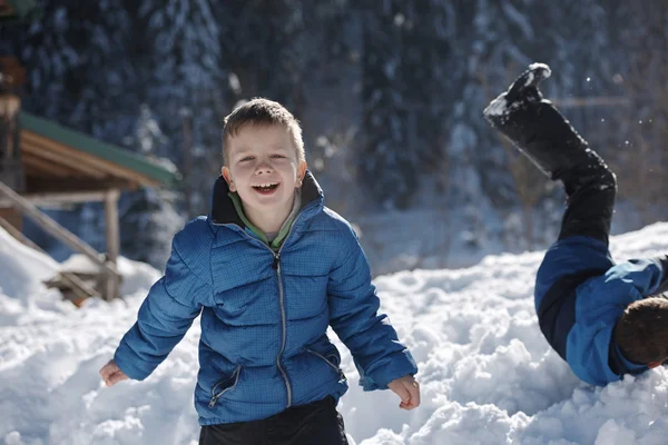 Gelukkige Jonge Geitjes Spelen Verse Sneeuw Mooie Zonnige Winterdag — Stockfoto