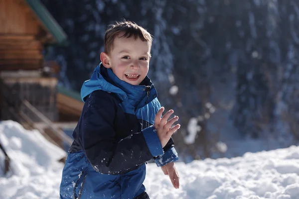 Criança brincando com neve fresca — Fotografia de Stock