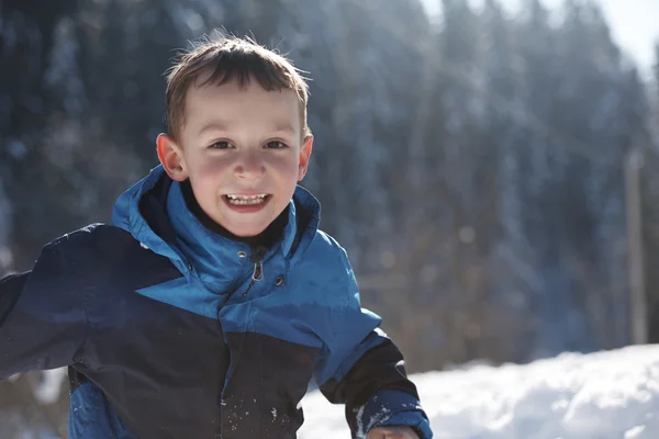 Criança brincando com neve fresca — Fotografia de Stock