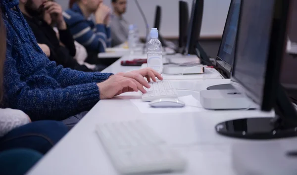 Estudantes de TI em oficina — Fotografia de Stock