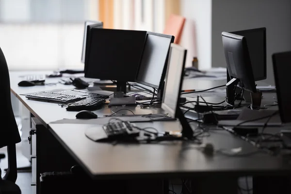 Escritório vazio com computadores modernos — Fotografia de Stock