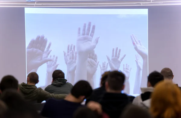 Estudantes de TI em oficina — Fotografia de Stock