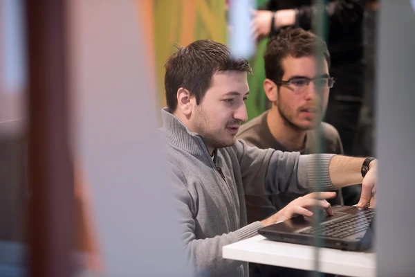 Mladí Studenti Výpočetní Techniky Třídě Programování Kódu Mají Prezentaci — Stock fotografie