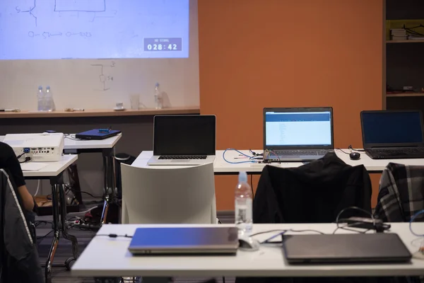 Leere Klassenzimmer Mit Programmcode Auf Projektionsleinwand Und Modernen Laptop Computern — Stockfoto