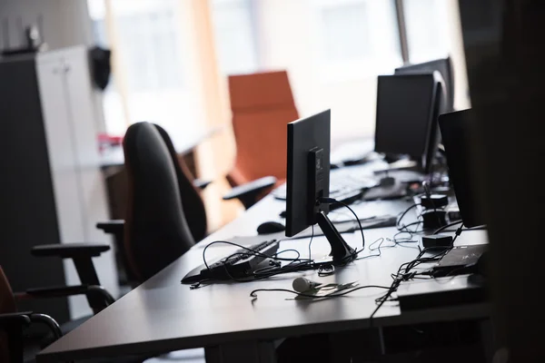 Interior Escritório Inicialização Vazio Com Computadores Modernos Monitores Tela Dupla — Fotografia de Stock