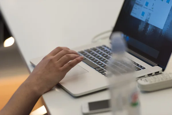 Estudante de TI em oficina — Fotografia de Stock