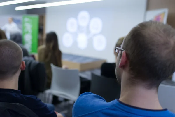 Estudantes de TI em oficina — Fotografia de Stock