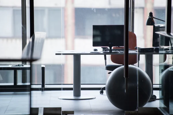 Leeres Büro mit modernen Computern — Stockfoto