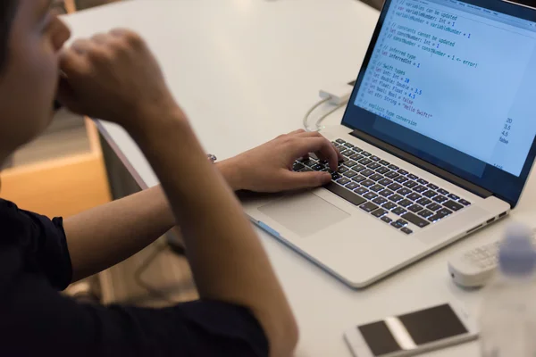 Estudante de TI em oficina — Fotografia de Stock