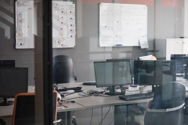 Leeres Büro mit modernen Computern — Stockfoto