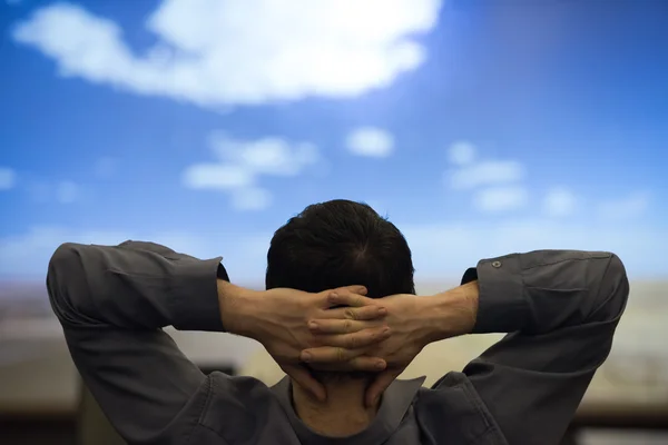 Hombre Feliz Como Público Sentado Relajado Presentación Mientras Mira Cielo —  Fotos de Stock