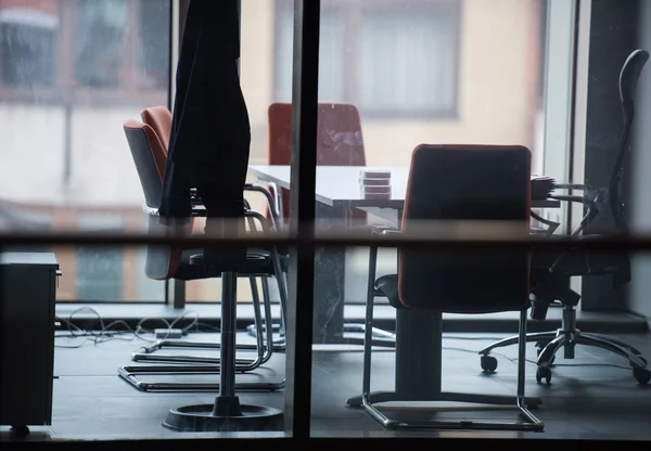 Prázdné Při Spuštění Office Interiér Moderními Počítači Duální Monitory — Stock fotografie