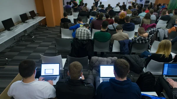 IT-studenter på workshop — Stockfoto