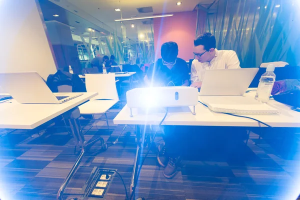컴퓨터 학생들이 노트북에서 하드웨어와 프로그래밍 소프트웨어와 프로젝트에 참여하고 — 스톡 사진