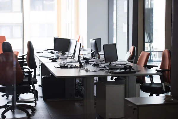 Leeres Büro mit modernen Computern — Stockfoto