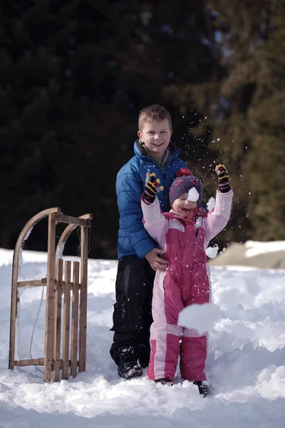 Bror och syster porträtt utomhus — Stockfoto