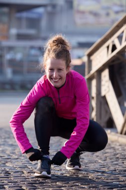 Koşu sabaha uzanan kadın