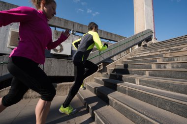 Genç çift merdivenlerinde koşu