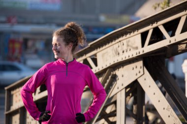 Koşu sabaha uzanan kadın