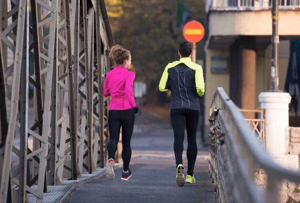 Jeune couple jogging — Photo