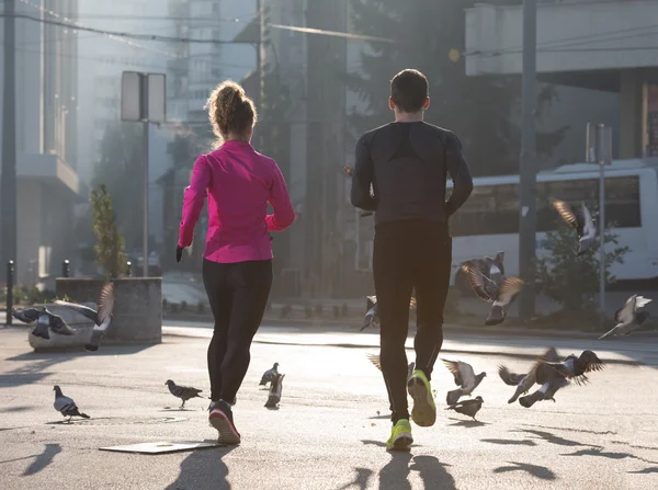 Jovem casal jogging — Fotografia de Stock