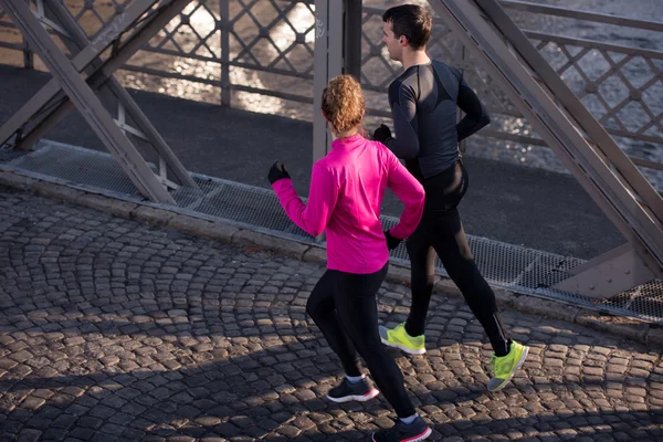 Jovem casal jogging — Fotografia de Stock