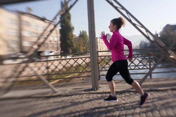 Mujer deportiva trotando en la mañana — Foto de Stock