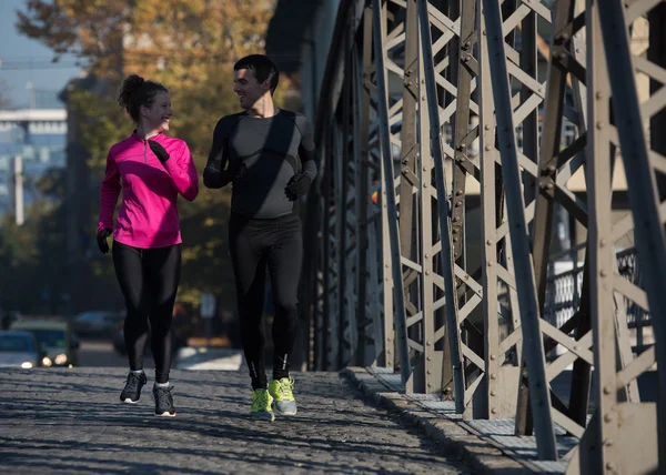 Jeune couple jogging — Photo