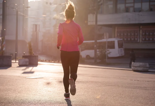 Sportowy kobieta jogging na rano — Zdjęcie stockowe