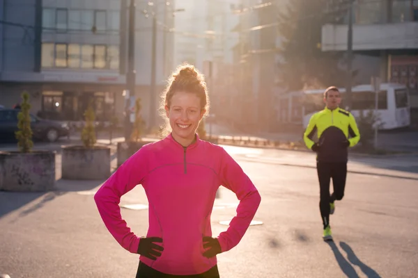 Rozciąganie przed rano jogging kobieta — Zdjęcie stockowe