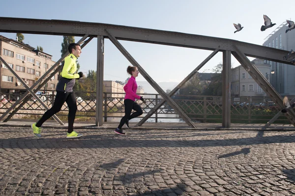 Jong koppel joggen — Stockfoto