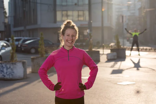 Mujer estiramiento antes de mañana jogging —  Fotos de Stock