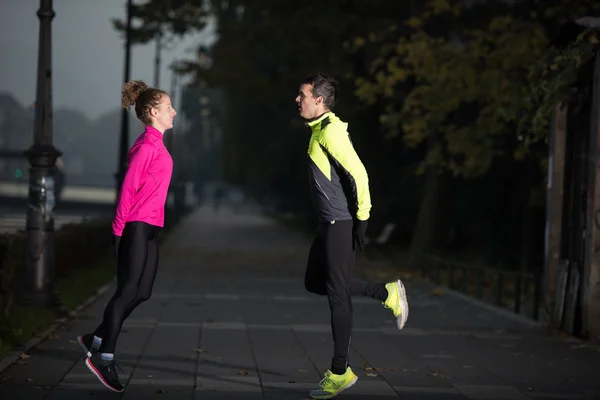 Par värmer upp innan jogging — Stockfoto