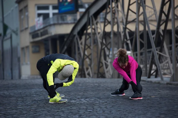 Couple échauffement avant le jogging — Photo