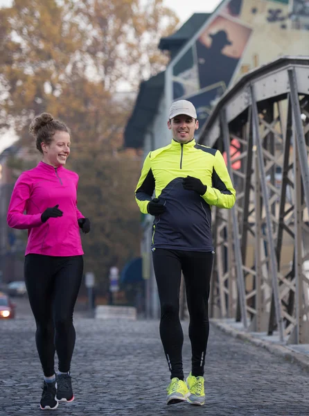 Jovem casal jogging — Fotografia de Stock