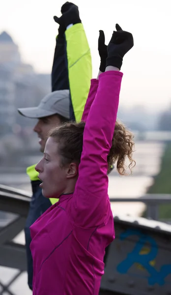 Par värmer upp innan jogging — Stockfoto