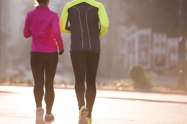 Junges Paar beim Joggen — Stockfoto