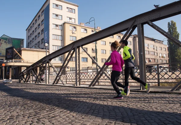 Giovane coppia jogging — Foto Stock