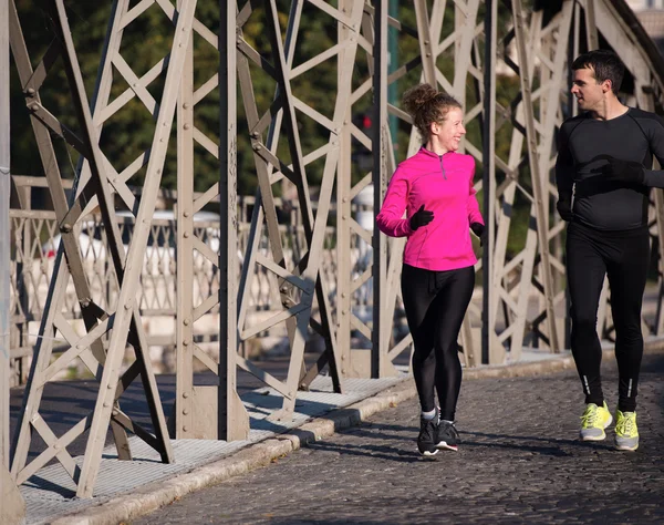 Jeune couple jogging — Photo