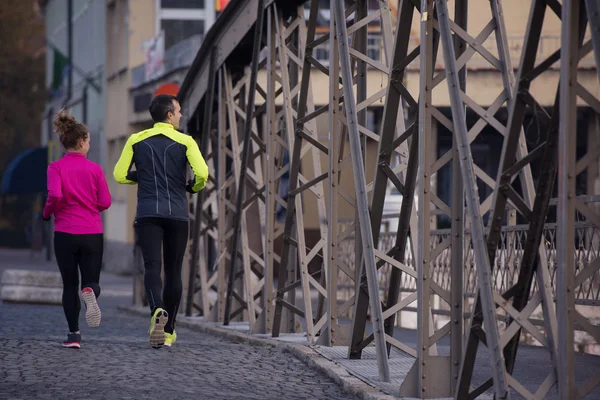 Jovem casal jogging — Fotografia de Stock