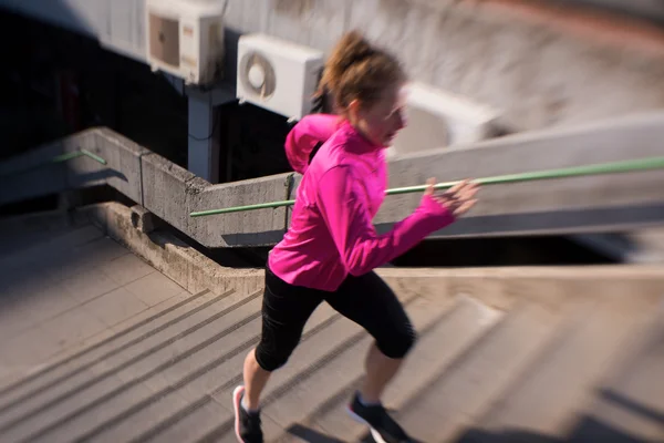 Donna che corre sui gradini — Foto Stock