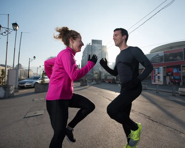 Couple warming up before jogging — Stock Photo, Image