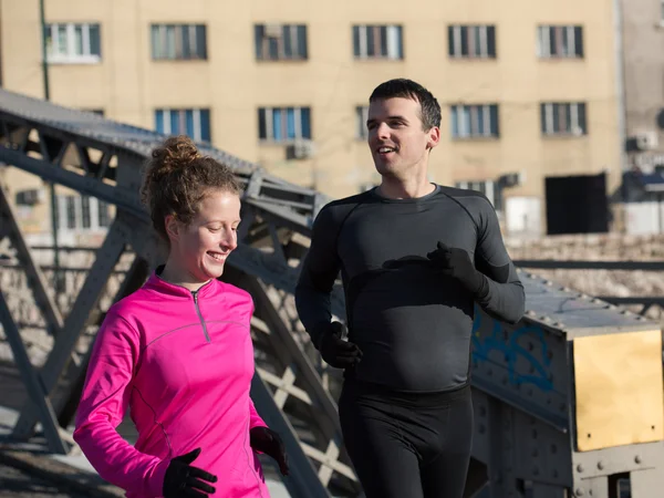 genç bir çift koşu