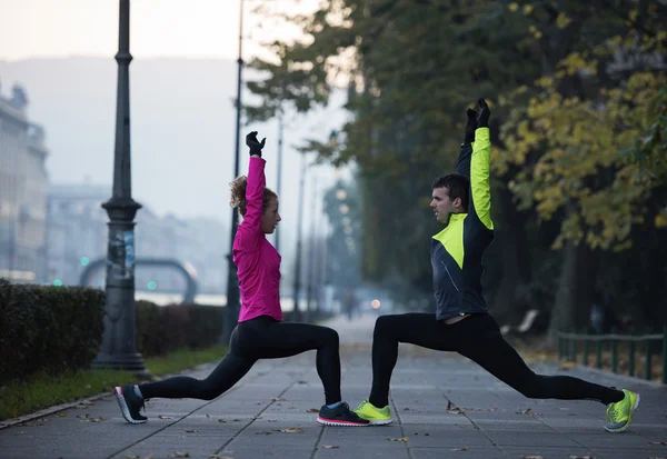 Pasangan pemanasan sebelum joging — Stok Foto
