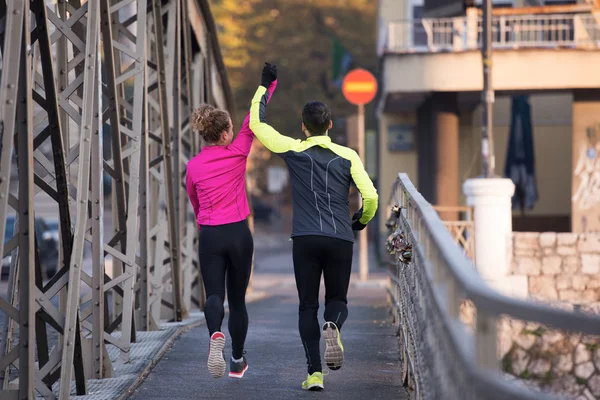 Młoda para joggingu — Zdjęcie stockowe