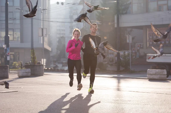 Jovem casal jogging — Fotografia de Stock