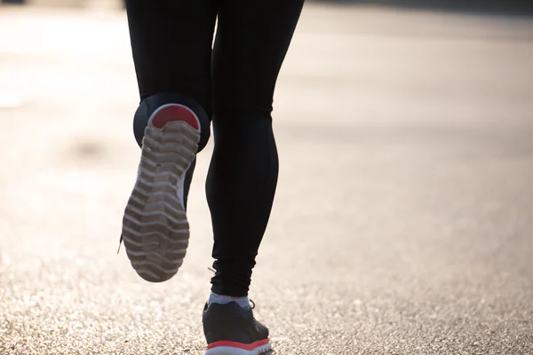 Sportowy kobieta jogging na rano — Zdjęcie stockowe