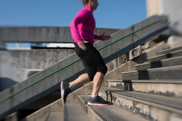 Donna che corre sui gradini — Foto Stock